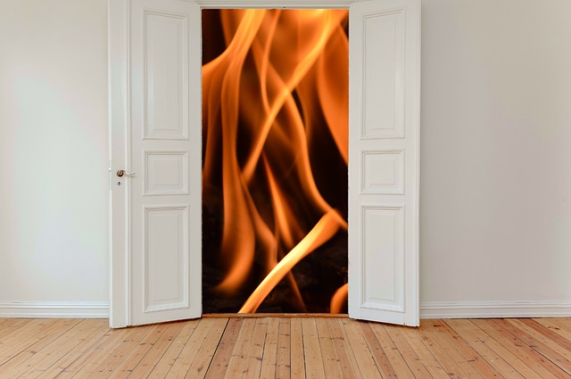 oheň za dveřmi.jpg