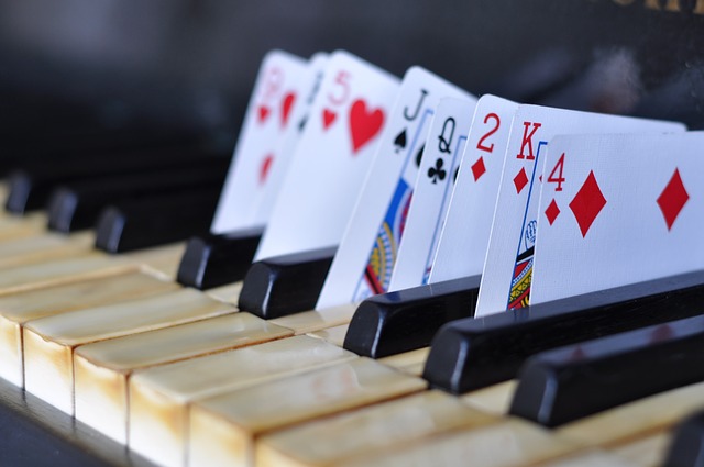 karty a piano.jpg