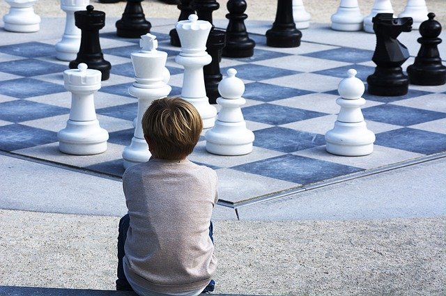 chlapec a šachy